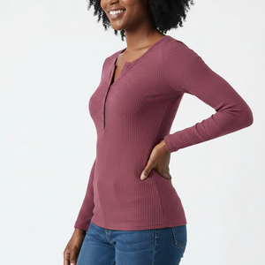 Haut côtelé ajusté pour femme à manches longues, col en V boutonné, coupe slim, logo personnalisé, fournisseur OEM en gros - Product Image 3