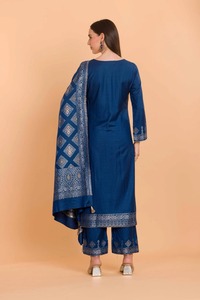 Colección de invierno Dilkash de Safaa, exclusiva y de primera calidad, trajes de diseñador bordados y cálidos para mujer, disponibles para la venta. - Product Image 3