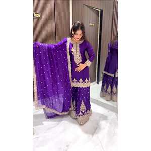 NSR Magnifique ensemble Sharara et Dupatta violet avec broderies et sequins lourds pour vêtements indiens et pakistanais - Product Image 4