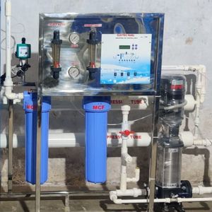 Système de filtration et de dessalement par osmose inverse AQUASHAKTI 1000 L/h avec réservoir sous pression, pompe et moteur, garantie 1 an, usage industriel et commercial - Product Image 3
