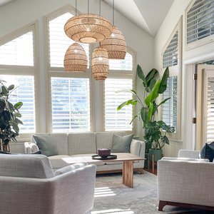 Pequeño Portavelas de Ratán, Diseño Compacto, Iluminación Sutil, Adorno para Mesa de Dormitorio - Product Image 3