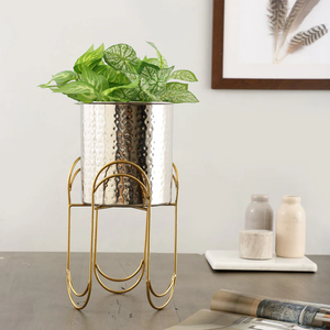 Maceta cilíndrica de plata martillada de primera calidad sobre un elegante soporte de alambre dorado arqueado, pieza decorativa de lujo, disponible a precios de mayorista. - Product Image 1