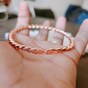 Bracelet manchette torsadé fin en cuivre pur fait main, bijou en cuivre massif pour homme et femme, plaqué OEM, artisanat de guérison. - Product Image 3