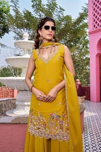 Conjunto Kurti Palazzo de Diseño Especial Haldi con Adornos de Moti, Bordado con Secuencia de Códigos, Dupatta de Georgette con Estampado de Estrellas - Product Image 3