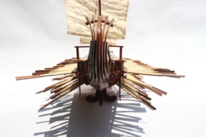 TRIREME - Maqueta de Velero de Madera Hecha a Mano, Personalizada, Antigua, Coleccionable, con Temática Oceánica, Adorno de Mesa Independiente, Pieza de Arte de Gia Nhien Co. - Product Image 1