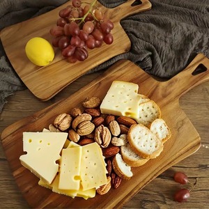 Planche à découper en bois naturel écologique avec poignée intégrée et trou de suspension, compatible lave-vaisselle pour la cuisine REHMAN CRAFT - Product Image 2