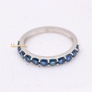 Bague demi-éternité en or blanc massif 18 carats avec saphir bleu naturel rond serti de griffes, bijoux fins Memoria Jewels, vente en gros - Product Image 1