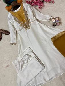 Costume Anarkali en soie blanche pour femmes avec broderie dorée et dupatta, tenue ethnique traditionnelle longue jusqu'au sol, style Inde Pakistan - Product Image 6
