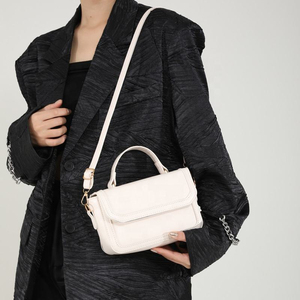 Sac bandoulière tendance et élégant pour femme avec boucle simple – Nouvelle collection très prisée - Product Image 5