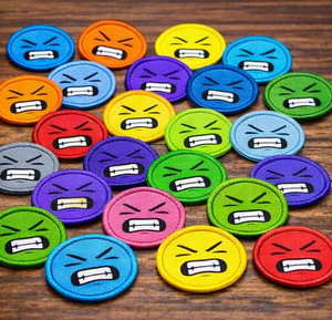 Écussons brodés personnalisés visage coléique avec fixation auto-agrippante, badges de moral multicolores, fournisseur OEM en gros - Product Image 5