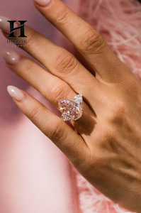 Anillo de Compromiso de Lujo con Diamante Cultivado en Laboratorio, Corte Pera, Color Rosa, Oro Rosa de 14K, Anillo de Tres Piedras con Diamantes Laterales en Forma de Pera, Anillo de Boda - Product Image 5
