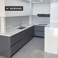 Armoires de cuisine modernes de haute qualité, personnalisées, modulaires, blanches brillantes (partie supérieure) et grises mates (partie inférieure) avec emplacement pour évier