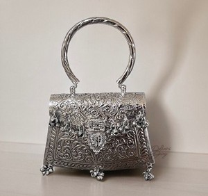Sac de rangement en métal artisanal, pochette traditionnelle gaufrée, sac de soirée sculpté en laiton finition argentée, sac à main de mariée - Product Image 2
