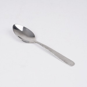 ช้อนสแตนเลสแบบมินิมอล ขัดเงาอย่างดี พร้อมด้ามจับมีลาย - Product Image 4