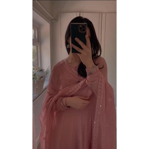 Robe en organza de soie avec travail de fil de soie, bas de robe avec dupatta pour les occasions spéciales - Product Image 4