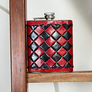 Petaca de bolsillo personalizada 2026 de cuero genuino a cuadros hecha a mano, petaca de acero inoxidable a prueba de fugas, petaca portátil para whisky - Product Image 4