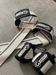 Ensemble de bandes de maintien pour poignets en néoprène et élastiques et de sangles de musculation avec design antidérapant et léger pour l'entraînement en salle de sport - Product Image 3