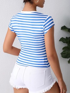 T-shirt tricoté à manches courtes rayé, col rond, coupe ajustée, haut décontracté bleu et blanc - Product Image 2