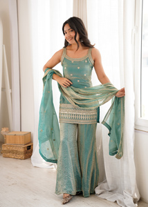Ensemble Salwar Trois Pièces pour Femme Fendy en Soie avec Kurta Brodée de Jari et Paillettes, Pantalon Patte d'Éléphant et Dupatta Brodé à Nouer à l'Arrière - Product Image 2