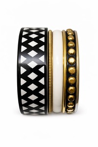 Bracelets élégants en résine, métal et bois, conçus pour les femmes recherchant des bijoux uniques et originaux. - Product Image 1