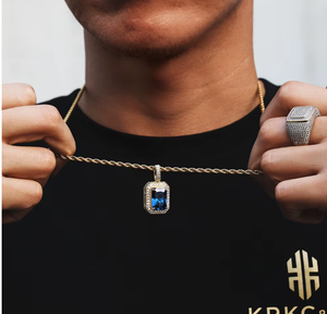 Collier pendentif Hip Hop Iced Out en zircon plaqué or avec chaîne en laiton torsadée, bijoux unisexe pour le quotidien - Product Image 1
