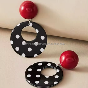 Boucles d'oreilles en résine bijoux exclusifs de créateur Boucles d'oreilles en résine bijoux sur mesure de créateur - Product Image 1