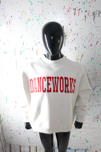 Sudadera de Cuello Redondo Danceworks para Hombre, Corte Regular, 100% Algodón, Tejido de Punto, Informal, Otoño, Blanca con Letras Rojas CLUSH SPORTS - Product Image 4