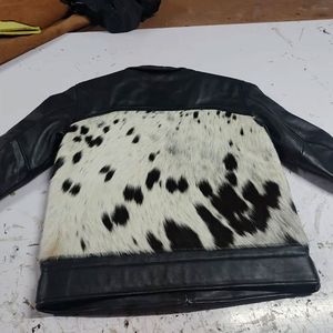 เสื้อแจ็คเก็ตหนังวัวแท้ปักโลโก้ตามสั่งสำหรับผู้ชาย แจ็คเก็ตหนังวัวแท้ทันสมัย สวมใส่สบายในฤดูหนาว - Product Image 4