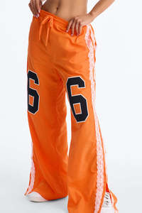 Pantalon de survêtement graphique orange personnalisé pour femme, coupe large avec lacets latéraux, décontracté, avec cordon de serrage, fabrication OEM, pantalon pour homme - Product Image 3