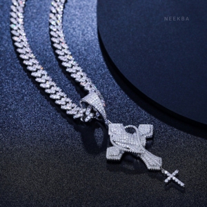 Pendentif Croix de Prière en Argent 925 et Moissanite - Pendentif Artisanal Fait Main avec Pierres Serties à la Main, Pendentif Croix en Moissanite - Product Image 4