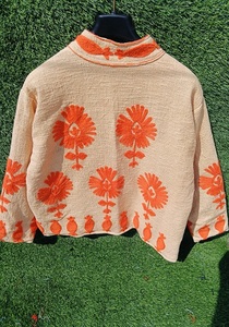Veste en velours beige pour femme avec broderies de poissons et de fleurs, col montant, manches longues et style ethnique artistique pour la mode de détail - Product Image 3