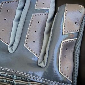 Gants de frappe de baseball conçus pour des performances cohérentes avec une forte adhérence, un rembourrage doux et un ajustement sécurisé du poignet. - Product Image 3