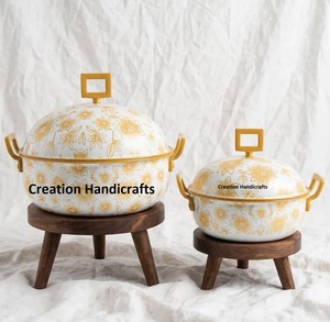 Olla de Lujo Blanca con Diseño Floral Amarillo, con Base de Madera, Cacerola Esmaltada con Asa Dorada, Regalo para Ramadán - Product Image 2