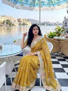 Sari en soie douce avec broderies de fils épais, idéal pour les fêtes et les mariages indiens, ensemble de sari de créateur brodé, pour l'hiver et l'été. - Product Image 3