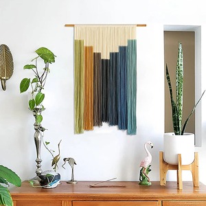 Décoration murale en macramé arc-en-ciel faite à la main pour les fêtes, les événements, la maison, le studio et la salle de classe, avec un style moderne et coloré - Product Image 4