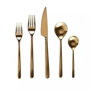 El juego de cubiertos de latón hace que la recepción se sienta más planificada y elegante, combina bien con decoración rústica y contemporánea. - Product Image 1