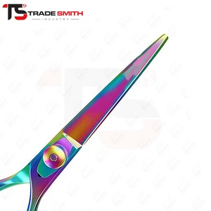 กรรไกรตัดแต่งทรงผม TSI Barber Stylish ออกแบบตามหลักสรีรศาสตร์เพื่อการจับที่สะดวกสบาย ตัดแต่งได้อย่างแม่นยำ เหมาะสำหรับงานตัดผมประจำวันและงานในร้านเสริมสวย - Product Image 5