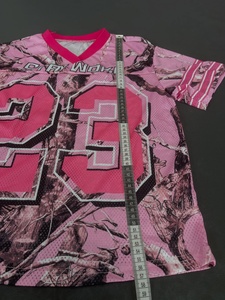 Maillot de basketball personnalisé OEM ODM en maille polyester respirante rose à col en V, impression par sublimation, coupe ample, vêtements de sport, t-shirts - Product Image 4