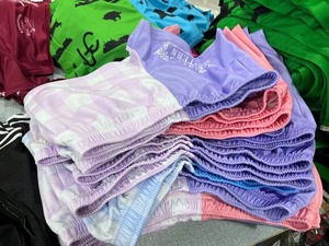 Shorts de sport unisexe en polyester respirant et anti-humidité à taille élastique avec imprimé camouflage tête de cochon personnalisé pour adultes - Product Image 4