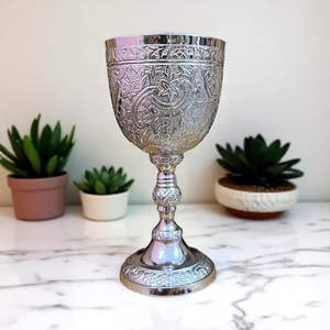 Gobelet à vin en métal décoratif de style vintage, finition argentée, motif floral, coupe à boire de style antique, vaisselle décorative pour la maison - Product Image 1
