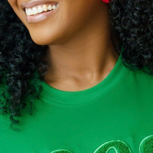 Camiseta Verde Chenille 1908 con Letras Griegas Bordadas, Prenda Casual de Algodón Premium para Hermandades - Product Image 2