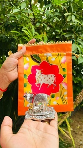 รูปปั้นวัวและลูกวัวคัมเดนูชุบเงิน พร้อมกระเป๋าปอทลีลายพิชไว ดีไซน์สวยงาม ชุดของขวัญตกแต่งแบบดั้งเดิมสำหรับพิธีกรรมทางจิตวิญญาณ - Product Image 3