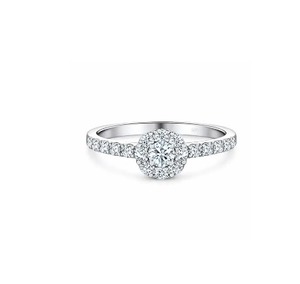 Bague de fiançailles classique en argent sterling plaqué rhodium avec halo de diamants ronds pour femme – Vente en gros - Product Image 2