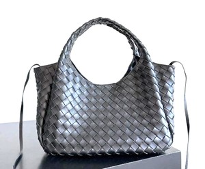 Sac fourre-tout noir en cuir véritable tressé à la main Royaa pour femme, bandoulière unique, style Normcore/Minimaliste, ouvert, portable et tendance - Product Image 4