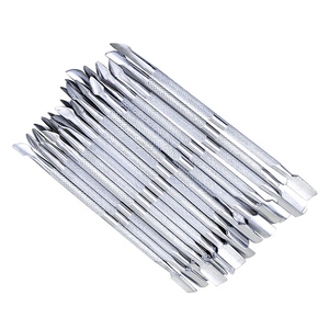 Empujador de cutículas con extremos cuidadosamente diseñados, ideal para eliminar el exceso de cutícula y favorecer un proceso de acabado de uñas suave. - Product Image 3