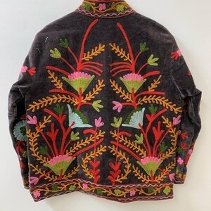 Veste en velours brodée Suzani pour femmes, veste courte florale, veste ethnique bohème d'hiver, faite à la main - Product Image 2