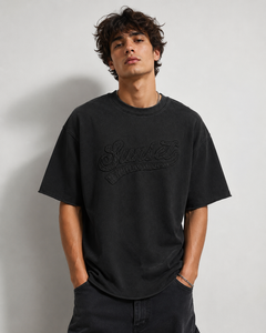เสื้อยืดโอเวอร์ไซส์สีดำผ้าฝ้ายปักลายขาดๆ แขนสั้นสไตล์วินเทจ ซักแล้ว ใส่สบายๆ สำหรับผู้ชาย รับผลิตแบบ OEM - Product Image 3