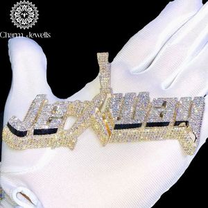 จี้เพชรโมอิสซาไนต์ทรงตัวอักษร Charm Jewells เงินแท้ 925 ชุบทอง 22K ได้รับการรับรองจาก IGI ประดับแบบ Bezel Set สไตล์ฮิปฮอป เครื่องประดับสำหรับทุกเพศ - Product Image 1