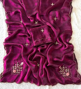 Sari de satén suave Fandy con bordado Khatli Cut Dana en toda la orilla Aarco y blusa a juego con bordado Khatli, sari hecho a mano. - Product Image 4