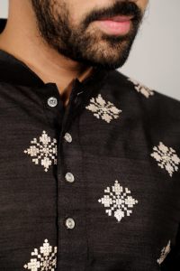 Kurta de Algodón Negro para Hombre con Estampado Floral Blanco, Corte Regular, Largo hasta la Rodilla, Estilo Tradicional Indio Pakistaní, para Fiestas, Bodas y Uso Casual - Product Image 2